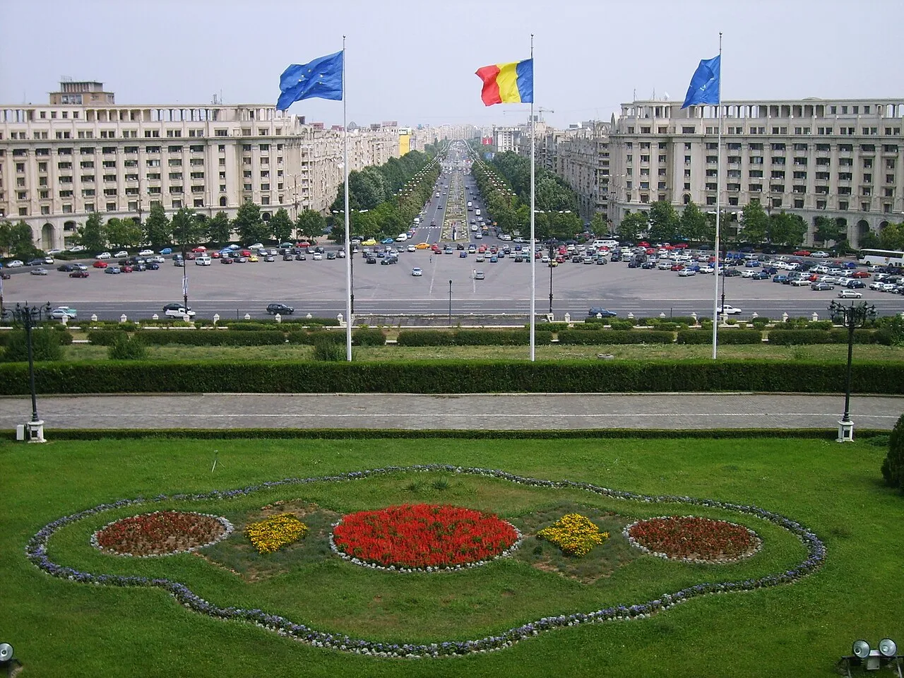 Uitzicht vanaf een balkon van het Paleis van het Parlement in Boekarest, met de Roemeense vlag.