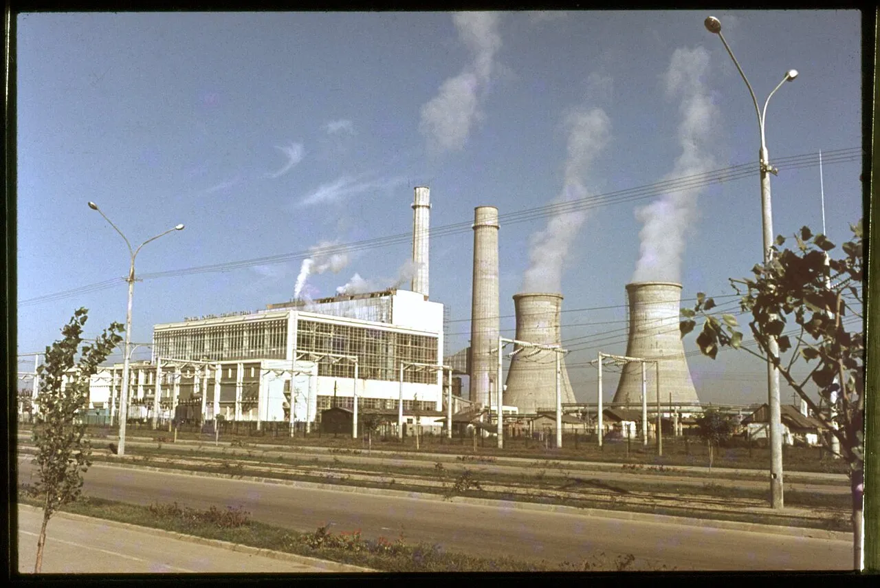 Centrale met schoorstenen en koeltorens, de stadsverwarmingscentrale CET Iași