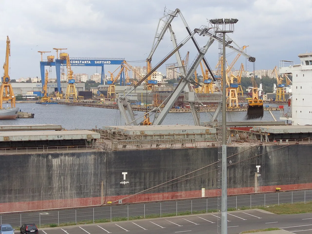 Een vrachtschip wordt geladen in de haven van Constanța aan de Zwarte Zee.