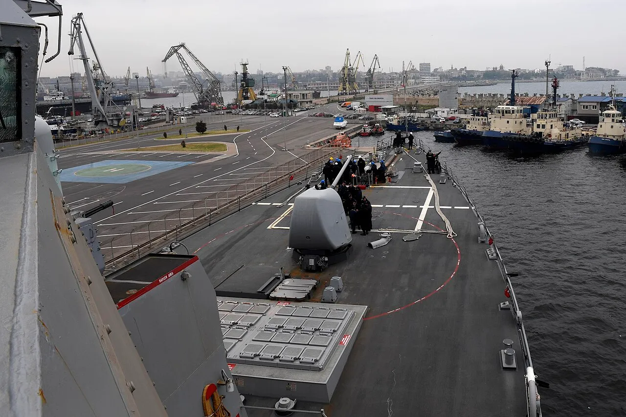 De geleide-raketjager USS Oscar Austin vertrekt uit de haven van Constanta, Roemenie, tijdens een veiligheidsmissie op de Zwarte Zee.