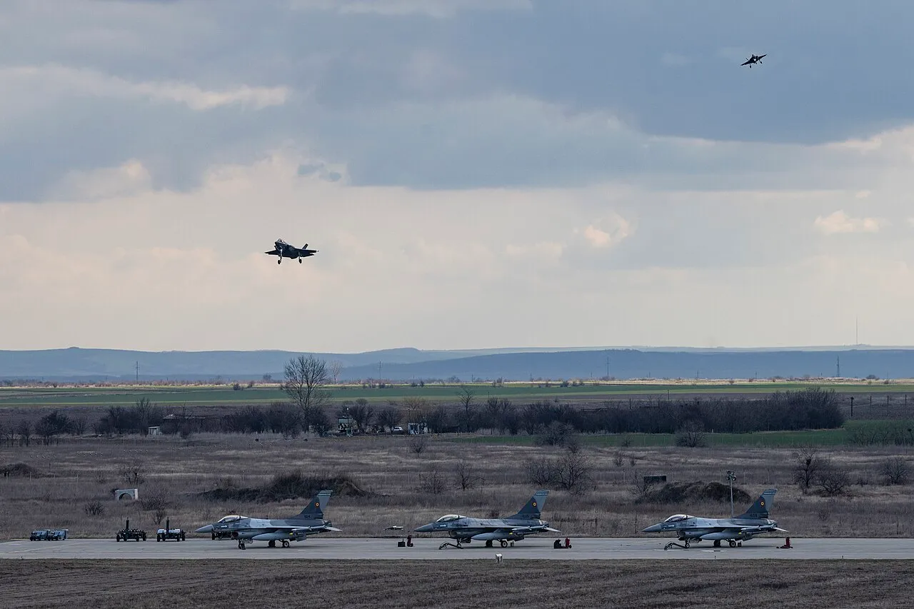 Twee Amerikaanse F-35-gevechtsvliegtuigen bereiden een landing voor op Basis 86 in Borcea, Roemenië, waar bondgenoten de veiligheid rond de Zwarte Zee versterken.