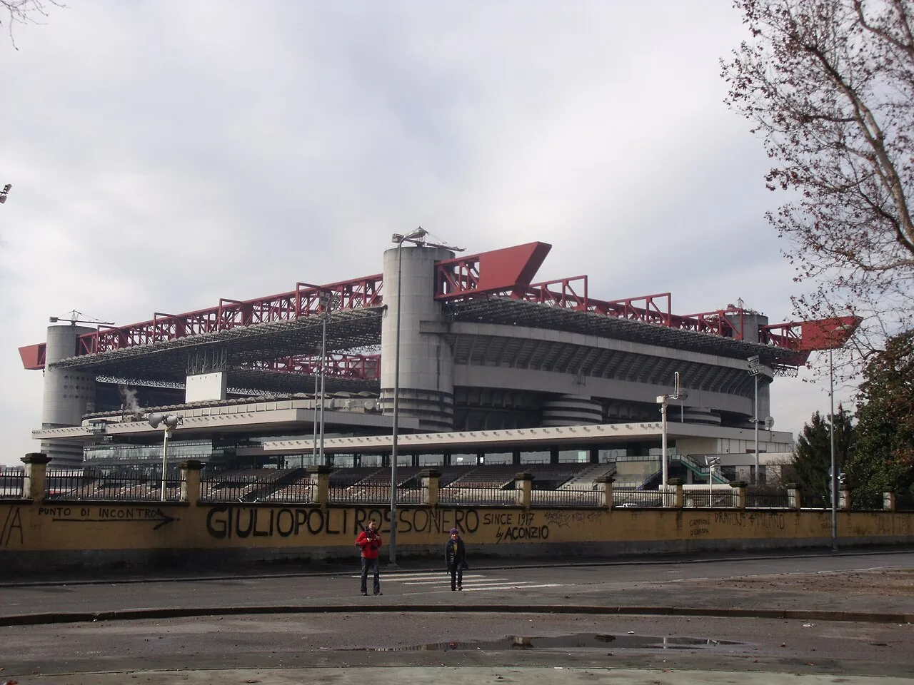 Buitenaanzicht van het Giuseppe Meazza-stadion (San Siro) in Milaan