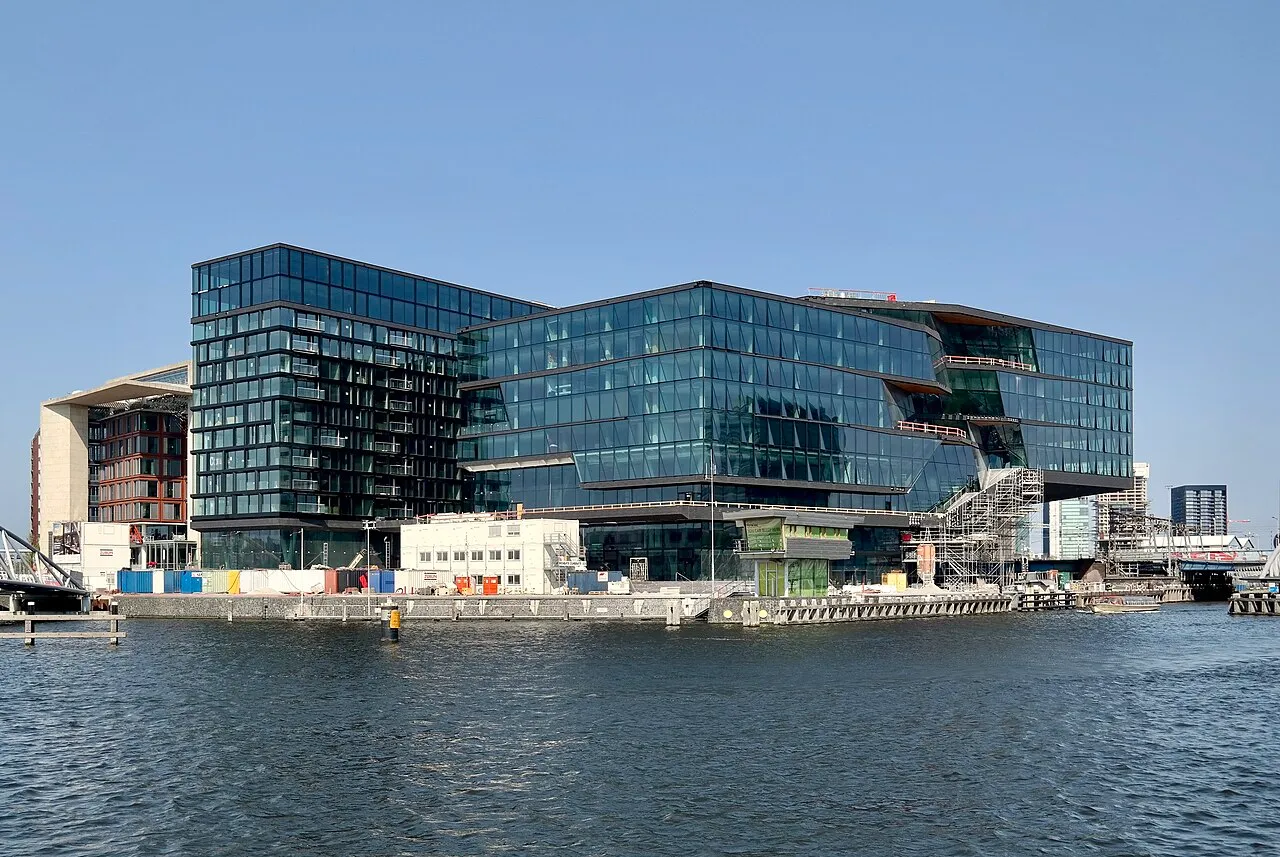 Kantoorgebouw van Booking.com aan de Oosterdokskade in Amsterdam