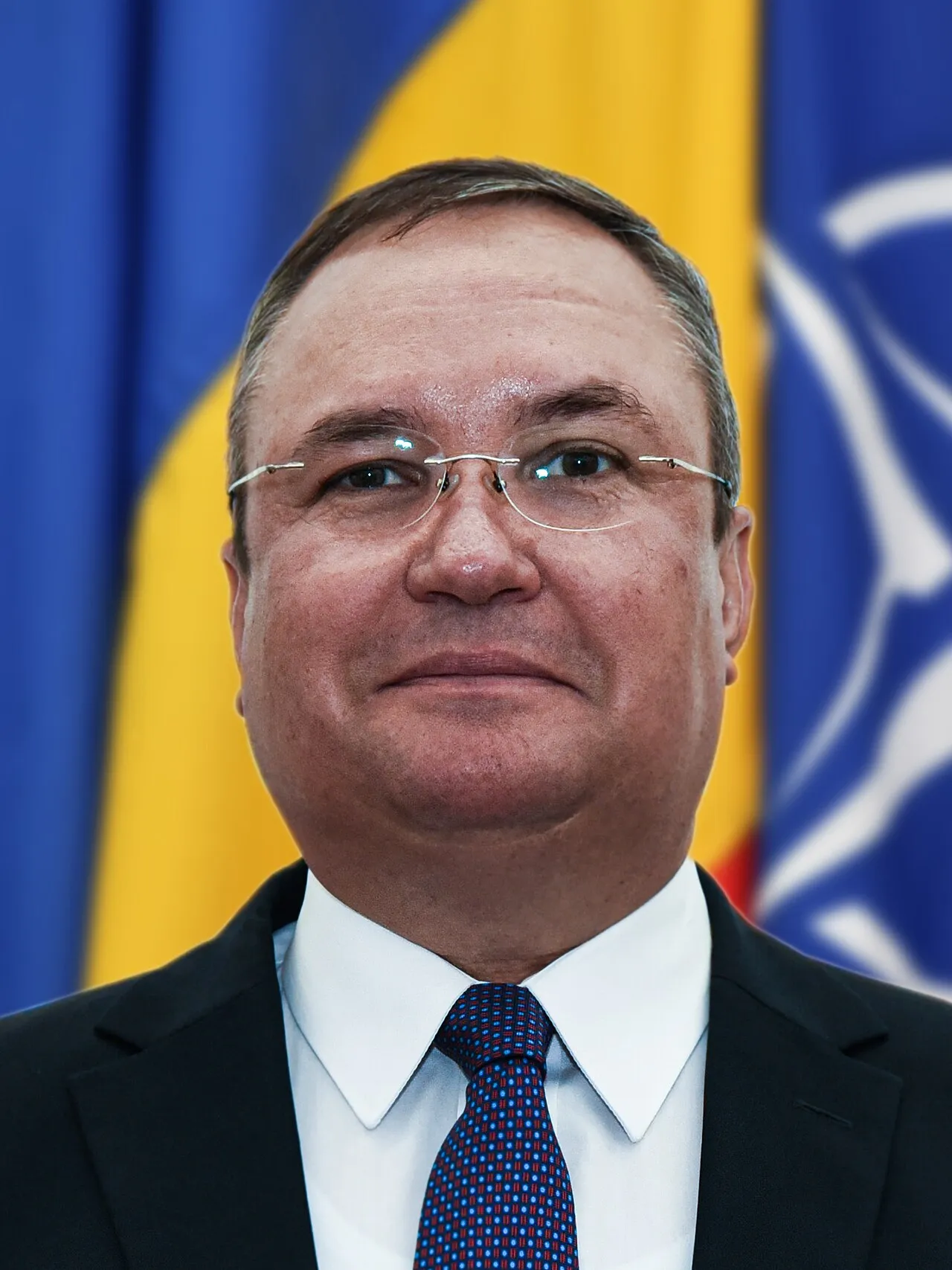Portret van Nicolae Ciucă, wiens presidentscampagne van 2024 PNL financierde met de subsidie die de partij nu moet terugbetalen.