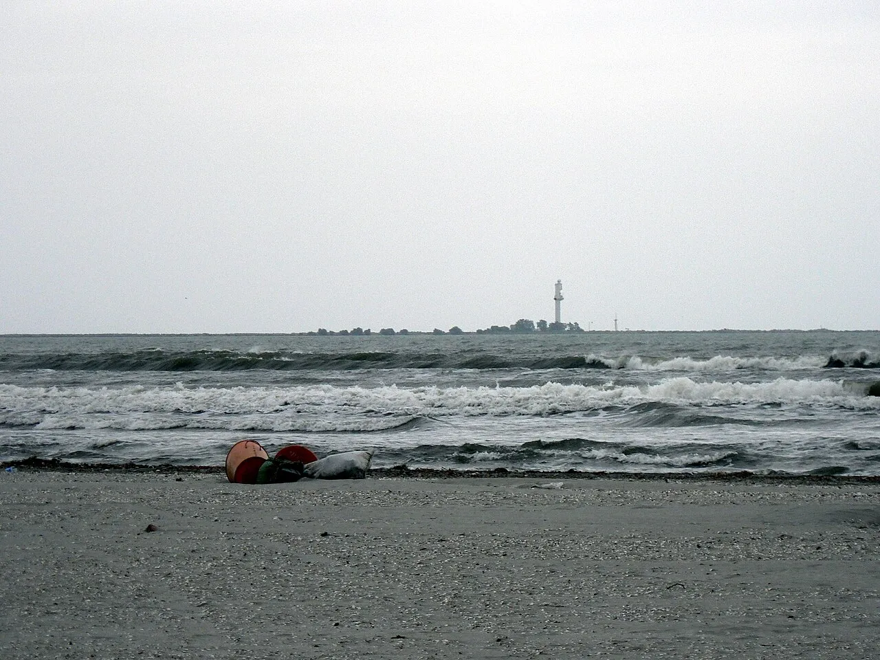 Strand en vuurtoren bij Sulina, de Roemeense plaats nabij waar de luchtruimschendingen en het scheepsincident plaatsvonden.