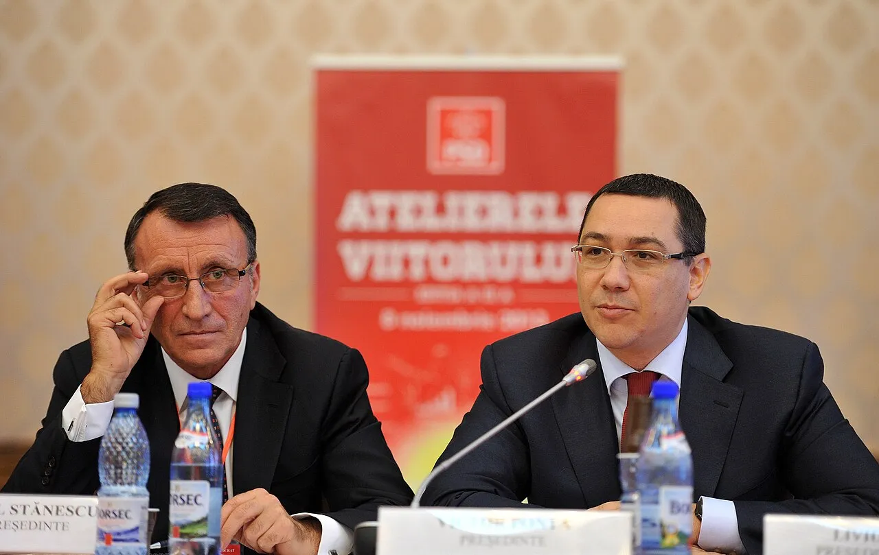 Paul Stănescu (rechts) met Victor Ponta tijdens een PSD-evenement in het Paleis van het Parlement, Boekarest