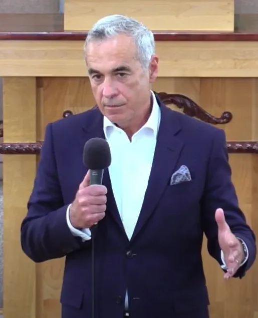 De Roemeense politicus Călin Georgescu houdt een toespraak in een pinksterkerk in Jebel, Roemenië.
