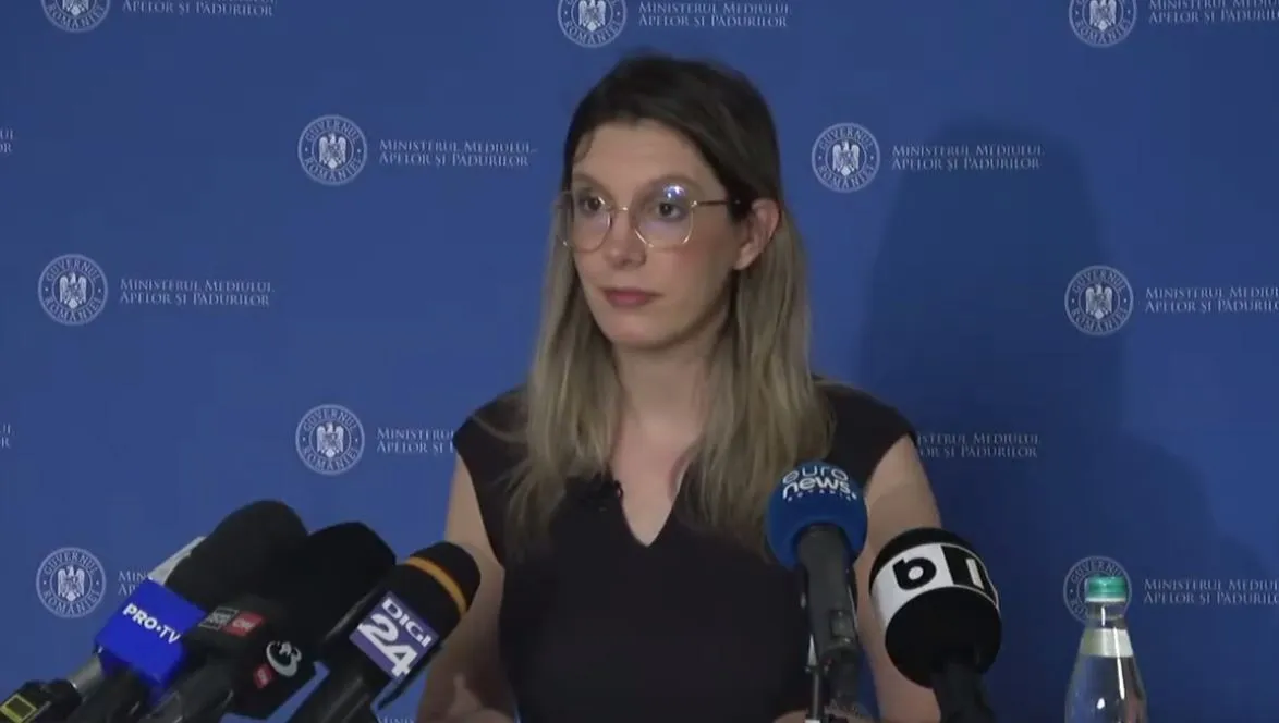 Roemeense minister van Milieu Diana Buzoianu tijdens een persconferentie